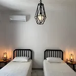 White House Naxos