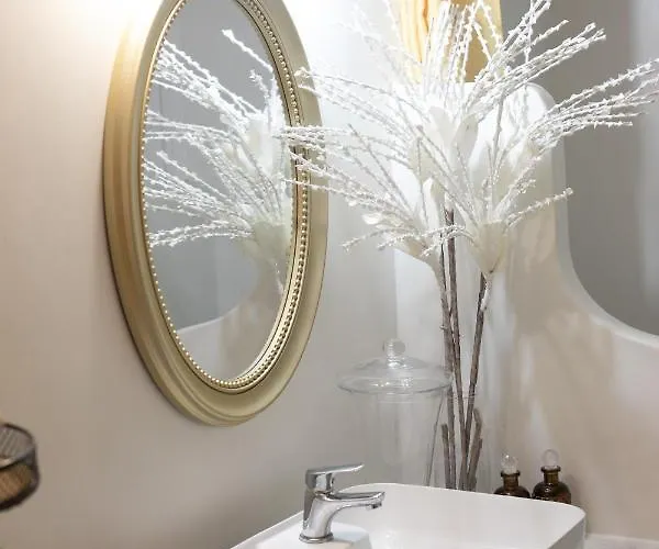 White House Naxos * Apólon